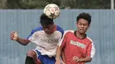 Duel udara pemain Dream Team A (kanan) dan pemain Dream Team B  pada ajang United Way Coaching Clinic bersama You C1000 di Stadion Soemantri Brojonegoro, Jakarta, Sabtu (7/5/2016). (Bola.com/Nicklas Hanoatubun)