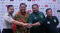 AKBP Bambang Sukmo Wibowo (Kabag Ops Kapolrestabes Surabaya), Wisnu Sakti Buana (Ketua Panpel Persebaya), Wahyu Mariaji (Manajer Operasional Persebaya), dan Ram Surahman (Sekretatis Tim Persebaya). (Bola.com/Aditya Wany)