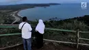Wisatawan memandangi Teluk Ciletuh dari Puncak Darma Kawasan Geopark Ciletuh, Sukabumi, Sabtu (23/6). Kawasan yang dikenal sebagai salah satu taman batu tertua di Pulau Jawa ini resmi menyandang status UNESCO Global Geopark. (Merdeka.com/Arie Basuki)