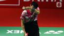 Pebulu tangkis tunggal putra Indonesia Jonatan Christie menyeka keringat saat bertanding melawan sesama pebulu tangkis tunggal putra Indonesia Shesar Hiren Rhustaviti pada babak 16 besar turnamen Daihatsu Indonesia Masters 2023 di Istora Senayan, Jakarta, Kamis (26/1/2023). Jonatan Christie menang atas Shesar Hiren Rhustavito dengan skor 21-16 dan 21-15. (Liputan6.com/Herman Zakharia)