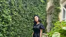 Berpenampilan serba hitam, detail peterpan collar serta lengan puff, memberikan kesan vintage tapi classy pada dress miliknya. (Instagram/ralineshah).