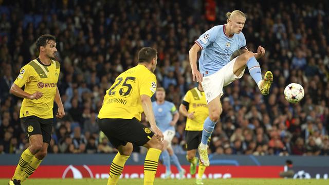 Foto: Erling Haaland Cetak Gol Kung Fu ke Gawang Dortmund dan Bawa Man City Menang Comeback di Liga Champions
