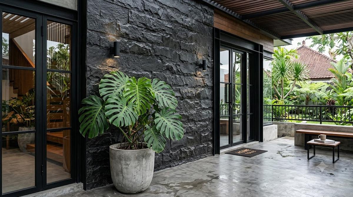 Ide Teras Dinding Batu Tempel dan Monstera