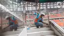 Seorang pekerja menyelesaikan pembangunan Jakarta International Stadium (JIS), Jakarta, Selasa (15/3/2022). PT Jakarta Propertindo mencatat progres realisasi pembangunan stadion yang diproyeksikan berkapasitas 82.000 penonton itu mencapai 98,60 persen. (Liputan6.com/Herman Zakharia)