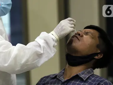 Petugas medis melaksanakan proses rapid test antigen pada salah satu pewarta di ruang wartawan Gedung KPK, Jakarta, Senin (16/11/2020). Rapid Test Antigen dilakukan untuk mendeteksi keberadaan virus SARS-CoV-2 penyebab Covid-19. (Liputan6.com/Helmi Fithriansyah)