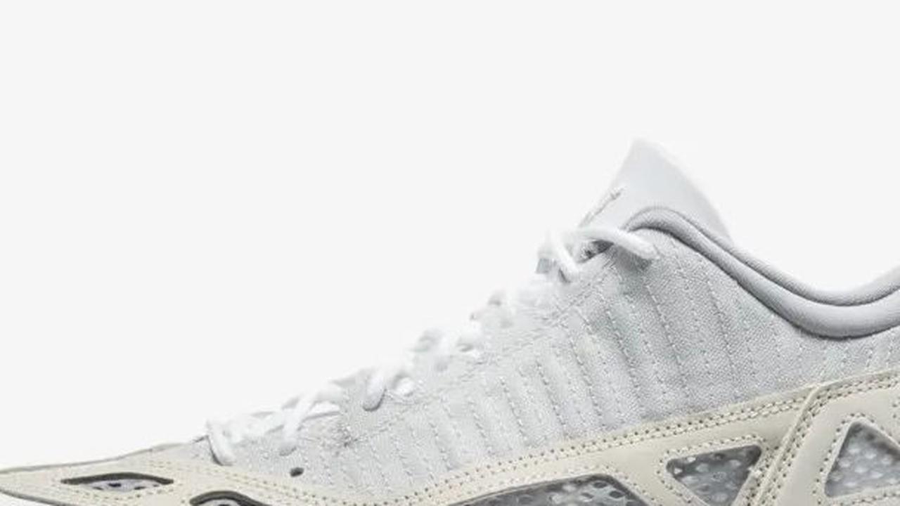 9. Air Jordan 11 Retro Low IE, Sneakers yang Cocok Dipakai Sehari-hari<br>