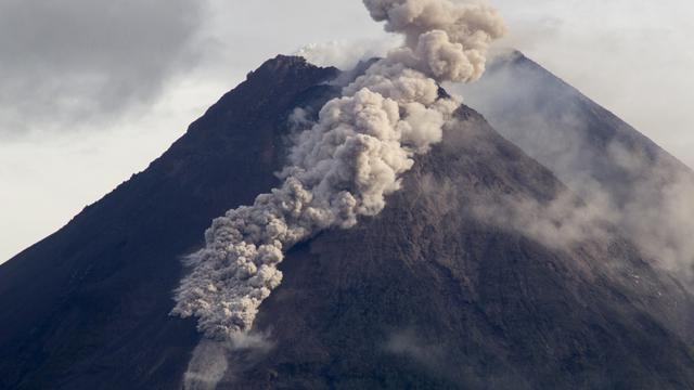 Gunung Merapi Erupsi, Warga Sleman Diungsikan
