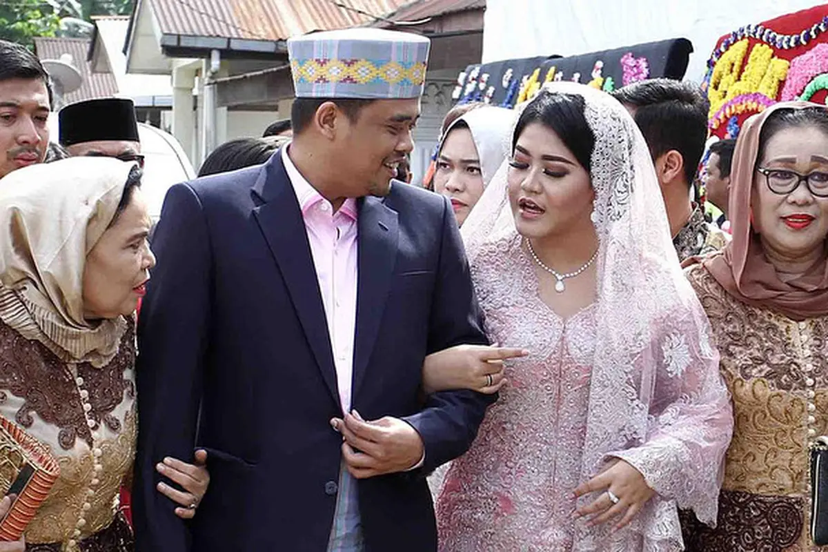 [Bintang] Resmi Bermarga Siregar, Cantiknya Kebaya Kahiyang Ayu