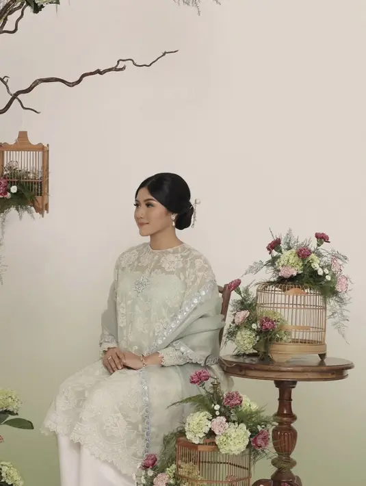 Atasan brokat juga terlihat semakin menawan saat hadir dengan celana. Kesan elegan yang berbeda berhasil hadirkan kenyamanan yang sempurna.  [Foto: Instagram/ Erina Gudono]
