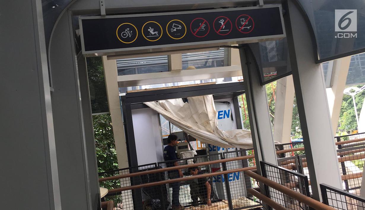 Pekerja menyelesaikan pembangunan lift pada jembatan penyeberangan orang di kawasan Senayan, Jakarta, Senin (13/5). Pembangunan lift pada tiga JPO yang berada di Jalan Sudirman itu bertujuan meningkatkan kenyamanan kepada warga dan ditargetkan rampung akhir bulan ini.(Liputan6.com/Immanuel Antonius)