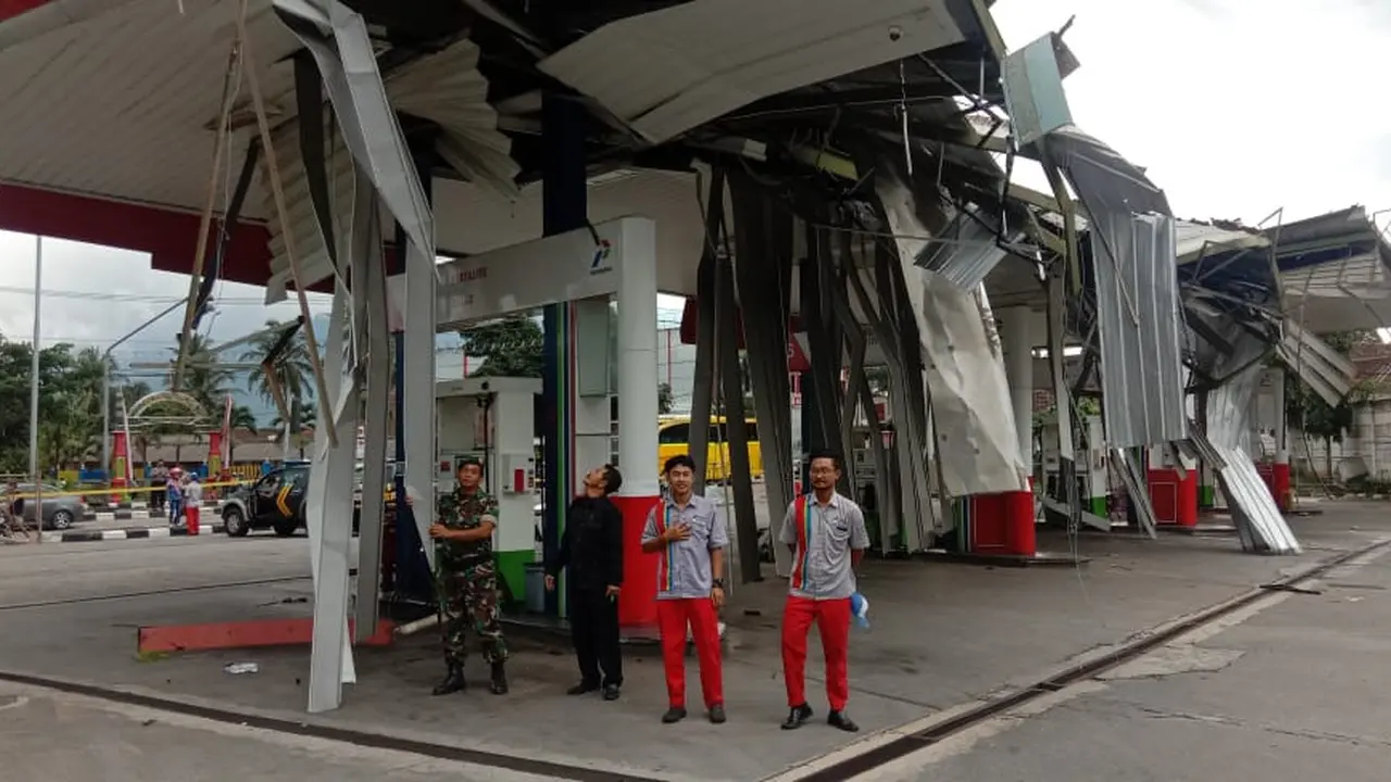 Puting beliung memporakporandakan SPBU di Ambarawa, Semarang. (Foto: Liputan6.com/Istimewa)