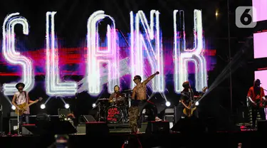 Penampilan grup band Slank pada gelaran musik The 90's Festival di Gambir Expo Kemayoran, Jakarta Pusat, Sabtu (10/8/2024). (Liputan6.com/Herman Zakharia)