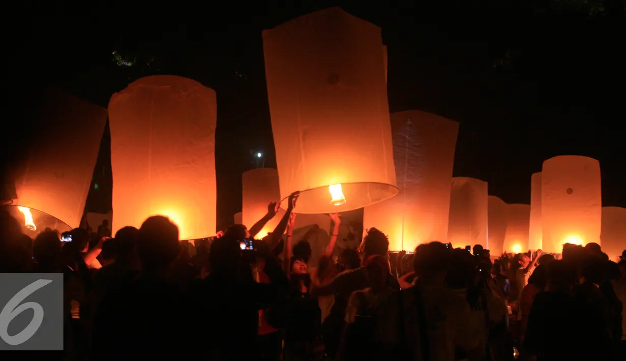 Warga bersiap melepaskan lampion di kawasan Candi Borobudur, Magelang, Jawa Tengah, Minggu (22/05).Sebanyak 5000 lampion d terbangkan pada puncak perayaan Tri Suci Waisak 2560 BE/2016. (Liputan6.com/Boy Harjanto)