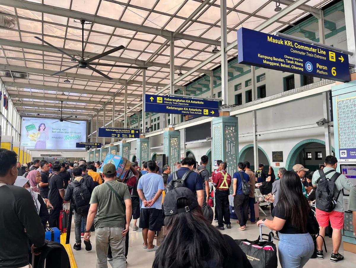 Imbas Gangguan Operasional KA, Penumpang Telantar Berjam-jam di Stasiun Pasar Senen
