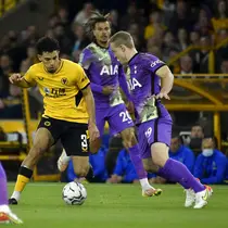 Bek Wolverhampton Wanderers Rayan Ait-Nouri berebut bola dengan gelandang Tottenham Hotspur, Oliver Skipp (kanan) pada putaran ketiga Piala Liga Inggris 2021/2022 di Molineux, Kamis (23/9/2021) dini hari WIB. Tottenham menang adu penalti 3-2, usai imbang 2-2. (AP Photo/Rui Vieira)