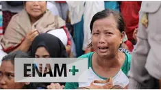 Pemprov DKI Jakarta menggusur rumah dan bangunan di kawasan kumuh Pasar Ikan, Penjaringan, Jakarta Utara. Warga hanya bisa pasrah melihat rumahnya telah rata dengan tanah.