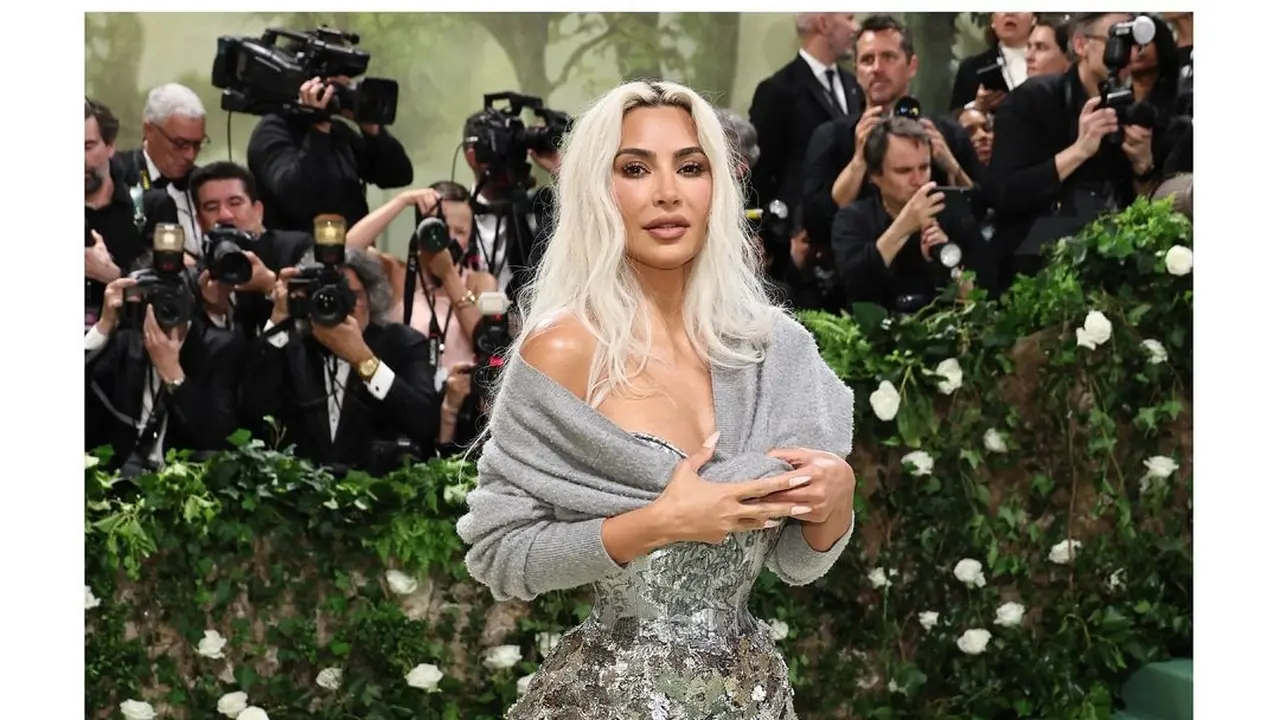 Tampilan Pinggang Super Ramping Kim Kardashian Curi Perhatian di Met Gala 2024
