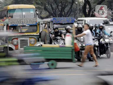 Sebuah mobil Jeepney terjebak di antara kemacetan yang terjadi di Manila, Filipina, Jumat (22/11/2019). Jeepney merupakan transportasi umum paling populer dan sudah menjadi ikon di Filipina. (Bola.com/M Iqbal Ichsan)