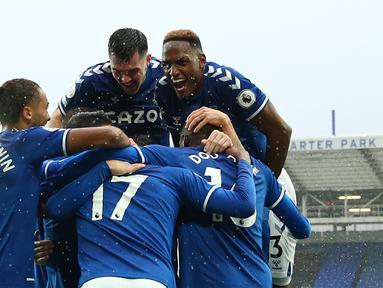 Pemain Everton merayakan gol yang dicetak James Rodriguez ke gawang Brighton pada laga lanjutan Liga Inggris di Stadion Goodison Park, Sabtu (3/10/2020) malam WIB. Everton menang 4-2 atas Brighton. (AFP/Jan Kruger/pool)