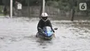 Pengendara sepeda motor nekat menerobos banjir di Jalan Ahmad Yani, Jakarta, Minggu (23/2/2020). Kondisi banjir yang lama surut memaksa pengendara motor nekat menerobos, namun kebanyakan dari mereka mengalami mogok. (merdeka.com/Iqbal S. Nugroho)