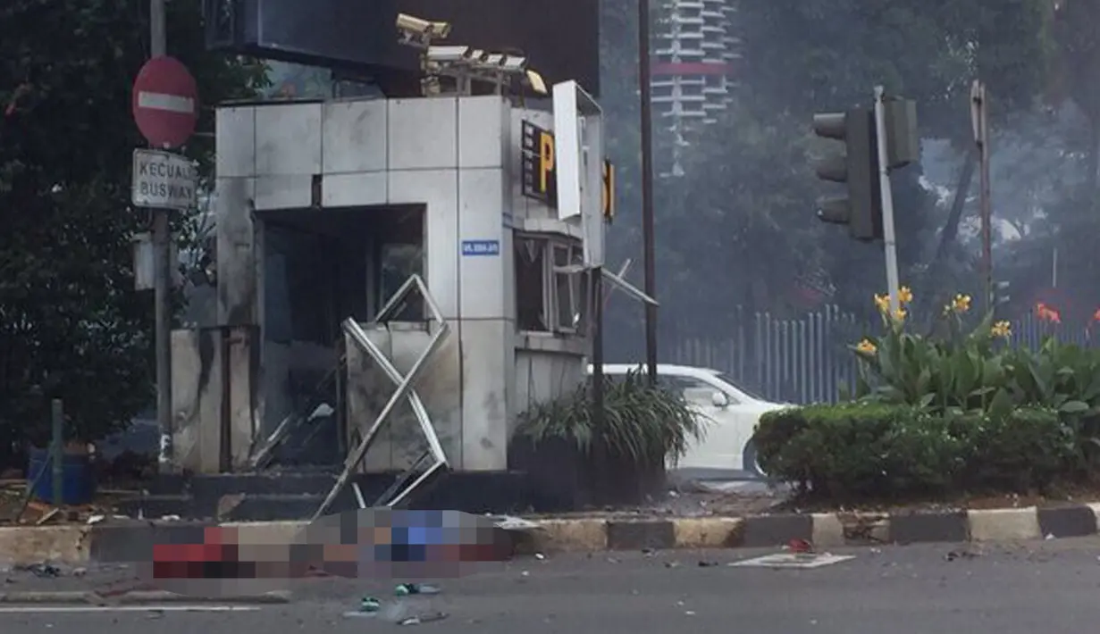 Dua korban terlihat tergeletak di depan pos polisi di depan Mal Sarinah, Jakarta, akibat sebuah ledakan, Kamis (14/1). Sampai berita ini diturunkan belum ada pihak aparat kepolisian yang dikonfirmasi mengenai informasi ini. (twitter.com/SindotrijayaFM)