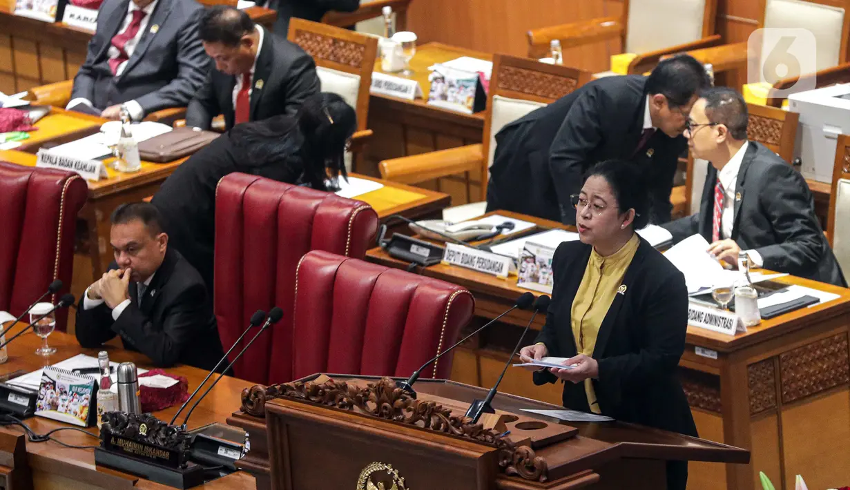 "Dengan demikian, kuorum telah tercapai dan dengan mengucapkan bismillahirrahmanirrahim, perkenankanlah kami selaku pimpinan Dewan membuka rapur DPR RI yang ke-22 masa persidangan V tahun 2022-2023, Selasa 16 Mei 2023 kami nyatakan dibuka dan terbuka untuk umum," ucapnya. (Liputan6.com/Faizal Fanani)