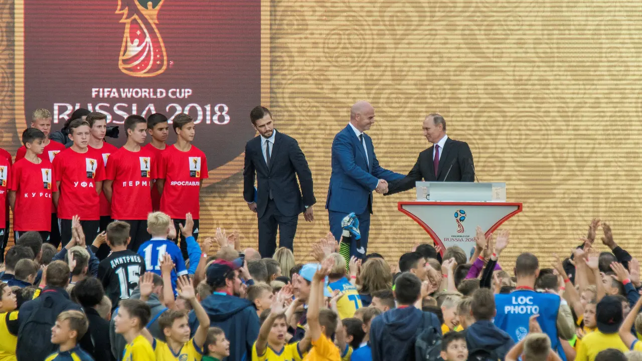 Trofi Piala Dunia 2018-Vladimir Putin