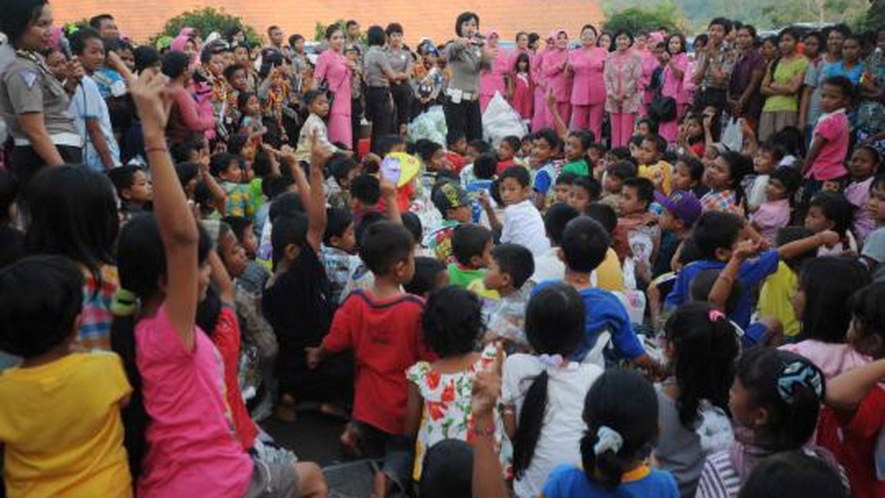 Polwan cantik hibur anak korban bentrokan di Lampung