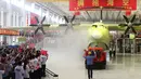 Pesawat amfibi AG600 saat diluncurkan di Zhuhai, Guangdong, China, (23/7). AVIC, perusahaan yang membangun pesawat amfibi AG600, menargetkan pasar domestik sebagai sasaran penjualan pesawat ini. (AFP PHOTO/STR/Cina OUT)