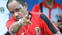 Rully Nere mengajak Eduard Ivakdalam bekerja sama menangani tim Papua di Piala Bung Karno. (Bola.com/Robby Firly)