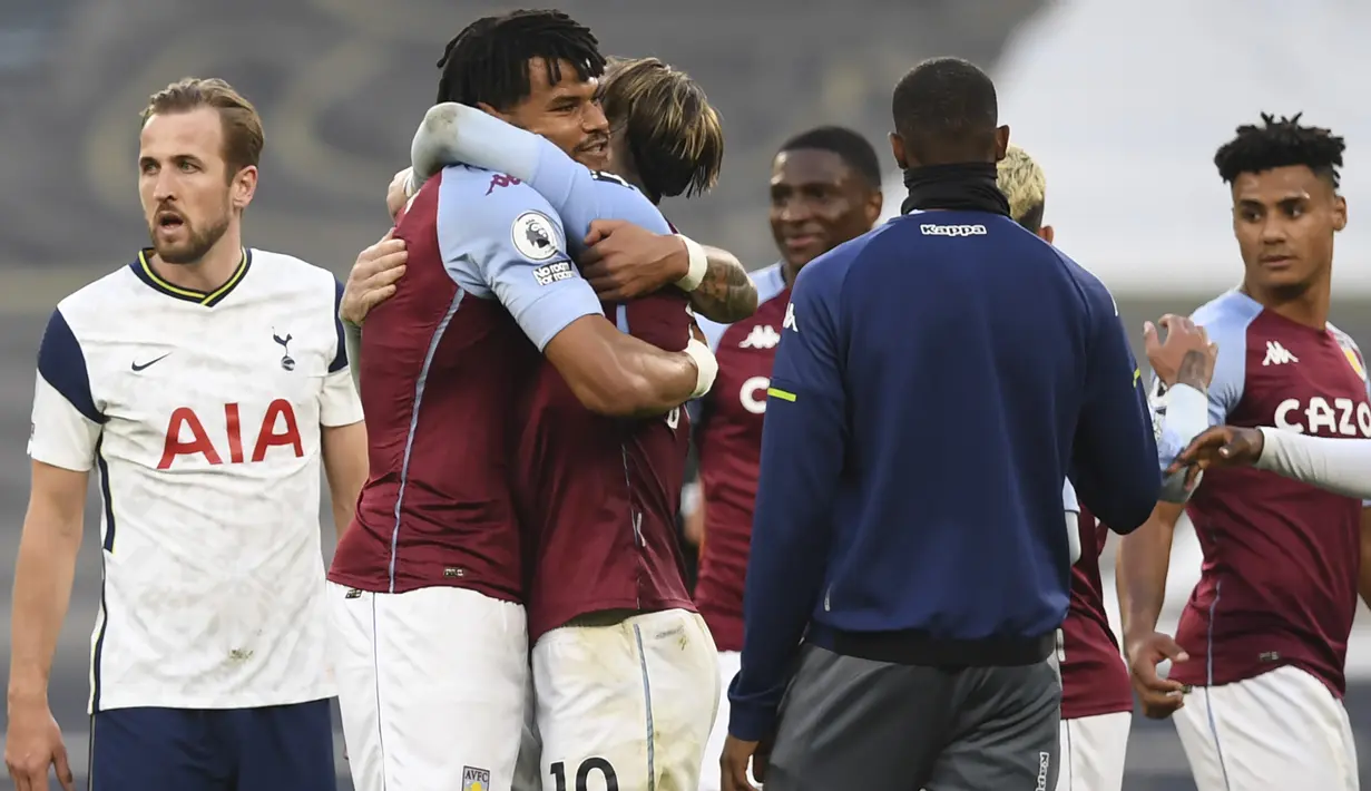 Ekspresi kecewa striker Tottenham Hotspur, Harry Kane (kiri) di samping para pemain Aston Villa yang merayakan kemenangan 2-1 usai laga lanjutan Liga Inggris 2020/2021 pekan ke-37 di Tottenham Hotspur Stadium, Rabu (19/5/2021). (AP/Daniel Leal-Olivas/Pool)