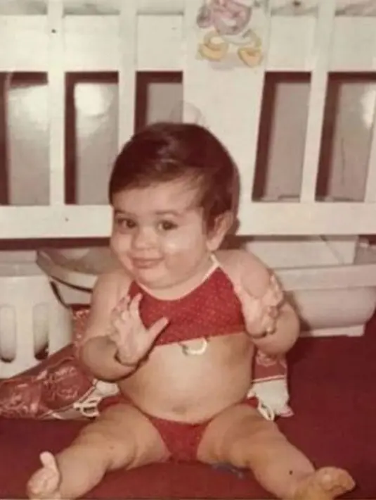 Kareena Kapoor merupakan cucu dari Raj Kapoor sekaligus keponakan Rishi Kapoor. Kareena dikenal dari berbagai karyanya dalam film sentris perempuan tradisional. Saat kecil, Kareena mempunya pipi chubby dan mengenakan busana polkadot warna merah. (Foto: Instagram/@kareenakapoorkhan)