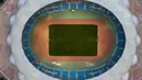 Orang-orang bermain sepak bola pada malam hari di Stadion Helanshan, Yinchuan, Daerah Otonom Etnis Hui Ningxia, China, 4 Agustus 2020. Kota Yinchuan menyediakan berbagai fasilitas (venue) olahraga yang memadai bagi warganya untuk berolahraga di malam hari. (Xinhua/Yang Zhisen)