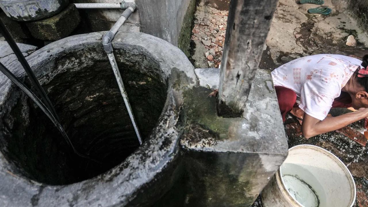 "Dengan pengendalian penggunaannya, air tanah ini masih memiliki fungsi untuk menjaga lingkungan seperti mencegah terjadinya penurunan tanah dan intrusi air laut," ucapnya.