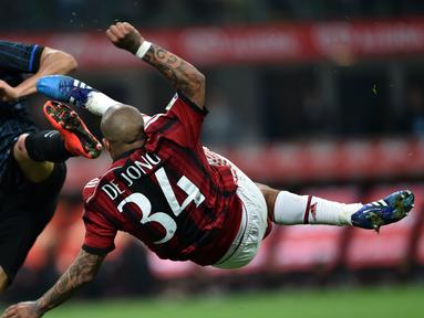 Pemain AC Milan, Nigel de Jong (kanan), berduel dengan pemain Inter Milan, Danilo D'Ambrosio, dalam laga Serie A 2014-2015 di Stadion San Siro, Milan, (19/4/2015). Inter Milan dan AC Milan hanya finis di papan tengah musim 2014-2015. (AFP/Giuseppe Cacace)