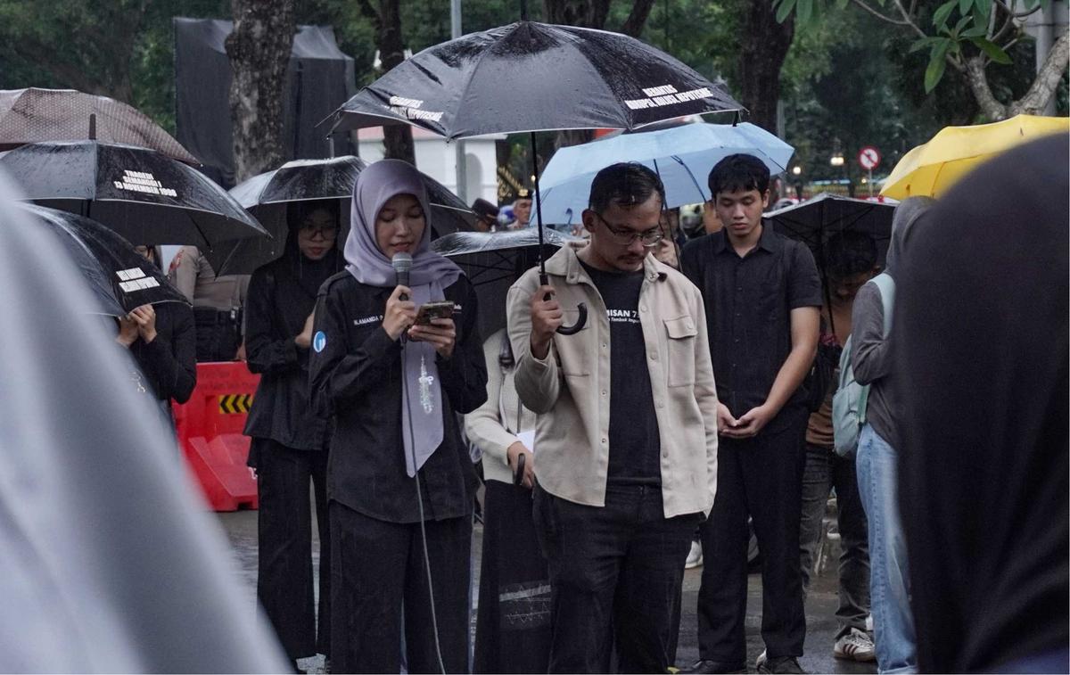FOTO: Aksi Kamisan ke-883,  Sorotan Kritis Setahun Pemerintahan Prabowo-Gibran