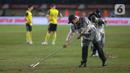 Kondisi lapangan yang buruk akibat hujan membuat permainan Oxford yang mengandalkan bola-bola bawah tidak berjalan baik. Namun, Oxford terus memberikan tekanan kepada Port FC. (Liputan6.com/Helmi Fithriansyah)