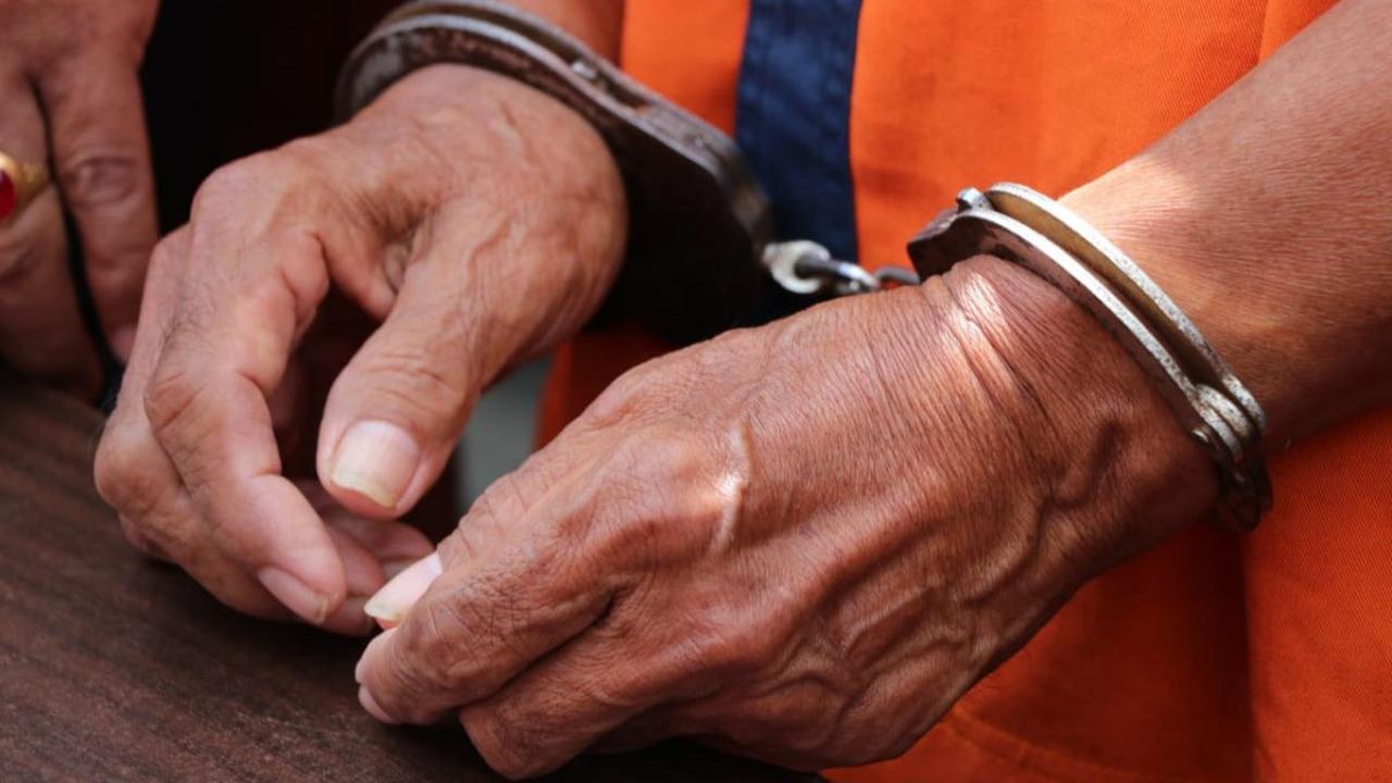 Polisi menangkap selebgram asal Bandung berinisia BJW (26), karena mempromosikan situs judi online di internet.<br>