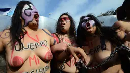 Ratusan aktivis merantai tubuh sambil telanjang dada saat menggelar aksi Hari Internasional untuk Penghapusan Kekerasan terhadap Perempuan di Lima, Peru, Rabu (25/11). Mereka menuntut legalisasi aborsi dalam kasus pemerkosaan. (AFP PHOTO/CRIS BOURONCLE)