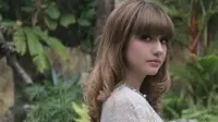 Dandan Menor, Cassandra Lee Disebut Mirip Taylor Swift