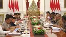 Suasana rapat terbatas yang dipimpin Presiden Joko Widoo di Istana Merdeka, Jakarta, Senin (18/12). Dalam ratas tersebut Jokowi membahas persiapan Natal dan Tahun Baru. (Liputan6.com/Angga Yuniar)