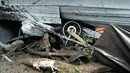 Sepeda motor tertimpa reruntuhan rumah yang ambruk akibat tanah longsor di Kecamatan Kintamani, Bali, Jumat (10/2). Hujan deras sepanjang Kamis malam menyebabkan longsor di tiga desa di Kecamatan Kintamani. (STR/NATIONAL DISASTER AGENCY/AFP)