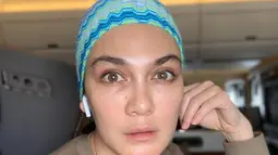 Meski tanpa makeup, Luna Maya tetap percaya diri dengan penampilannya. Penampilan Luna saat tampil tanpa makeup ini lantas selalu mendapat pujian dari para fans. (Liputan6.com/IG/@lunamaya)