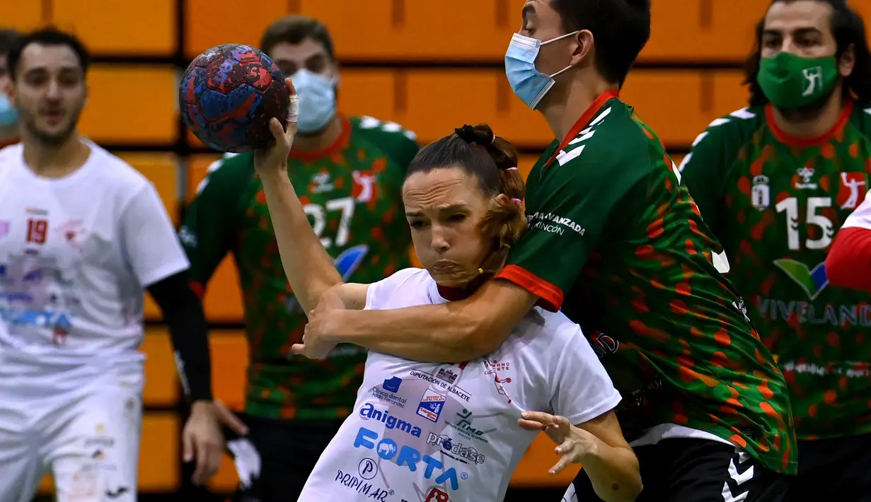 Pemain Spanyol Club Balonmano Albacete, Mireia Rodriguez (tengah) memainkan pertandingan pertamanya melawan Cabanillas di Albacete pada 6 November 2021. Pemain bola tangan Spanyol Mireia Rodriguez adalah wanita pertama yang bergabung dengan tim bola tangan pria profesional. (GABRIEL BOUYS / AFP)