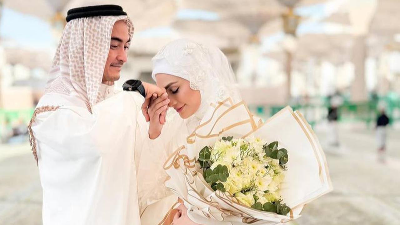 Telah Resmi Menikah, Potret Mesra Zumi Zola dan Putri Zulkifli Hasan yang Serasi Banget - Pose di Depan Masjid Nabawi