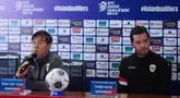 Pelatih Timnas Indonesia, Shin Tae-yong, terlihat enjoy menjelang memimpin timnya untuk melawan Timnas Arab Saudi dalam lanjutan putaran ketiga Kualifikasi Piala Dunia 2026 Zona Asia. Dalam konferensi pers di Stadion Utama Gelora Bung Karno (SUGBK), Jakarta Pusat, pada Senin (18/11/2024) malam WIB, Shin Tae-yong beberapa kali melempar senyuman. (Bola.com/M Iqbal Ichsan)