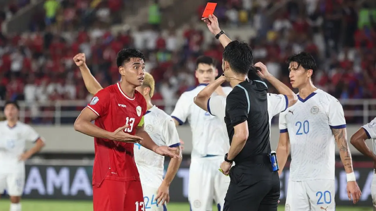 Muhammad Ferarri menerima kartu merah pada laga Timnas Indonesia vs Filipina di Piala AFF 2024 (c) Abdul Aziz