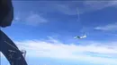 Foto yang diambil pada 31 Mei 2021 dan dirilis pada 1 Juni 2021 menunjukkan pesawat Ilyushin Il-76 milik China PLAAF yang menurut otoritas Malaysia berada di wilayah udara di atas zona maritim Malaysia dekat pantai negara bagian Sarawak di pulau Kalimantan. (Royal Malaysian Air Force via AP)