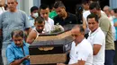 Warga membawa peti jenazah korban banjir dan tanah longsor sebelum dimakamkan di Mocoa, Kolombia, (3/4). Musibah ini memakan korban jiwa hingga ratusan orang dan menghancurkan seluruh lingkungan. (AP Photo / Fernando Vergara)