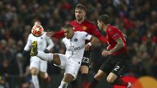 Bomber Paris Saint-Germain, Kylian Mbappe, dikawal dua pemain belakang Manchester United, Luke Shaw dan Victor Lindelof, pada leg pertama 16 besar Liga Champions di Old Trafford, Selasa (12/2/2019) waktu setempat. (AP Photo/Dave Thompson)
